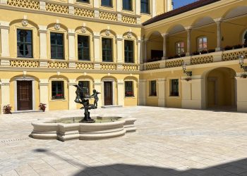 news-2025-08-zwiedzanie-palacu-zyrowa